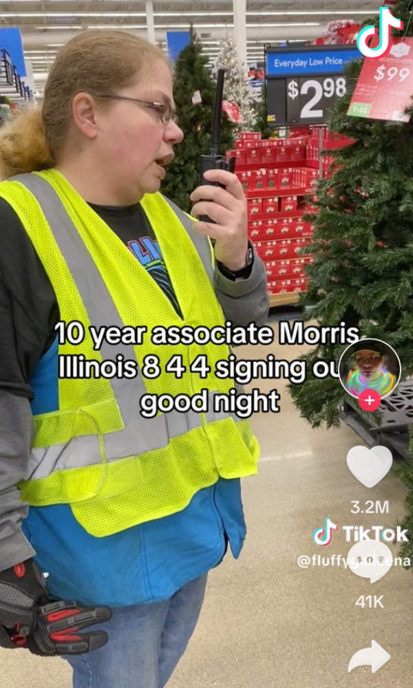 10 year Walmart employee's final sign off goes viral