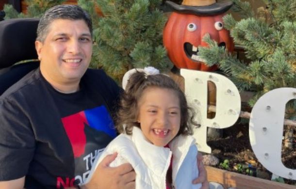 Muataz Azooz and his daughter.