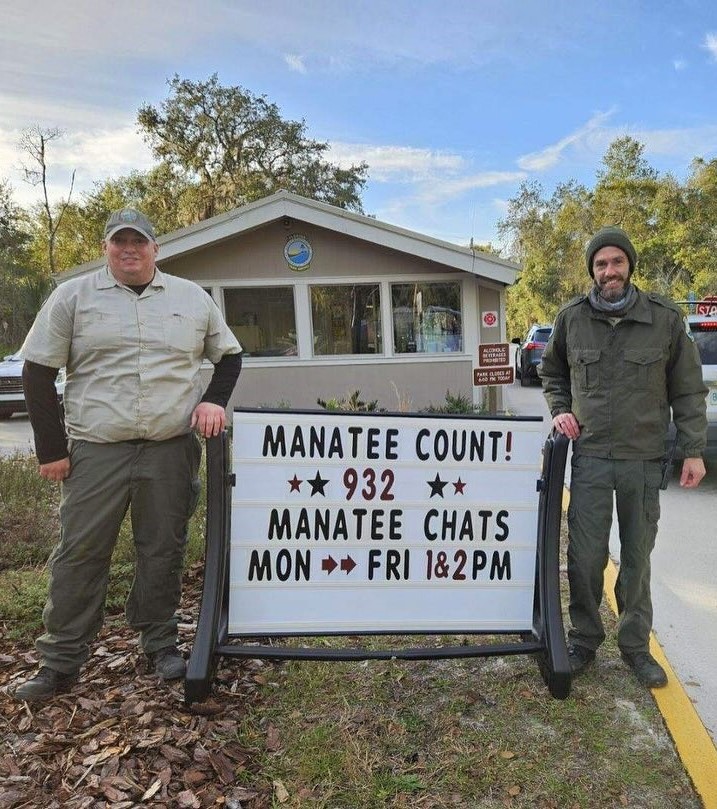 A sign shows that a record number of manatees were spotted.