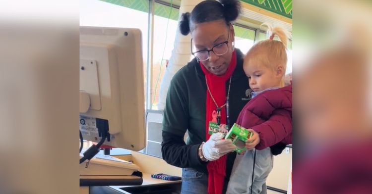 A Dollar Tree cashier picked up a cranky toddler and entertained her.
