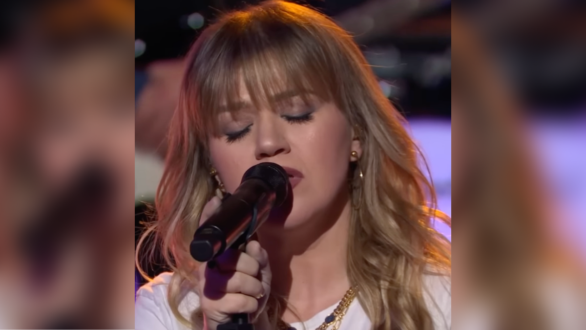 Kelly Clarkson Brings Jelly Roll To Tears With Her Powerful Take On ...