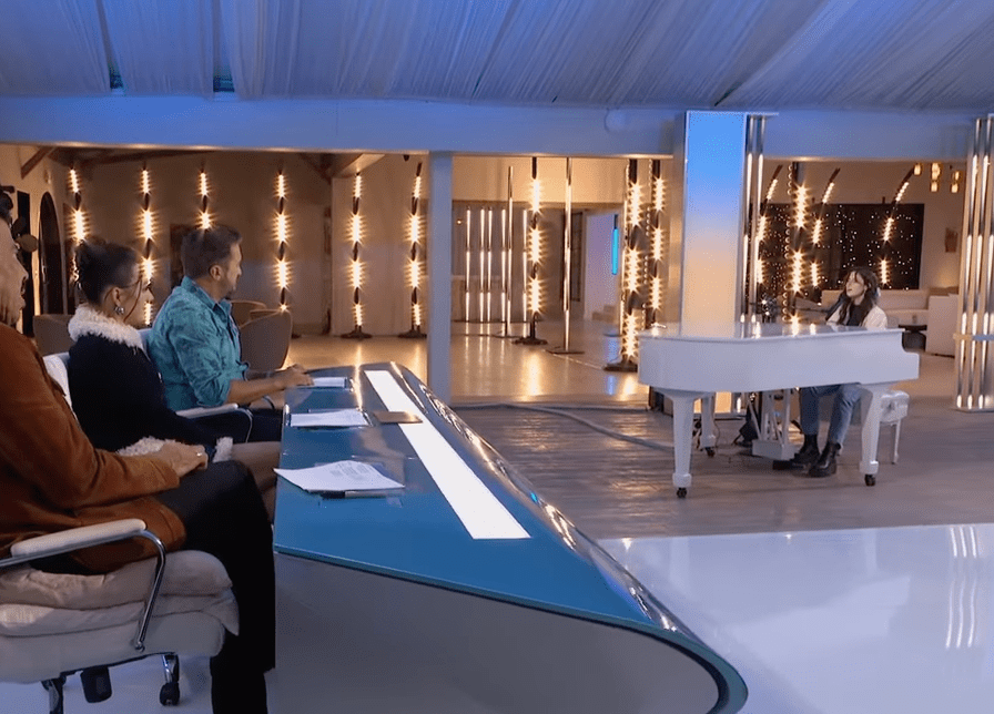 american idol room with woman on piano