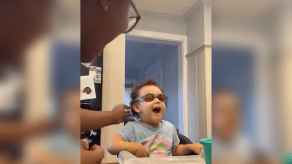 Toddler sees color