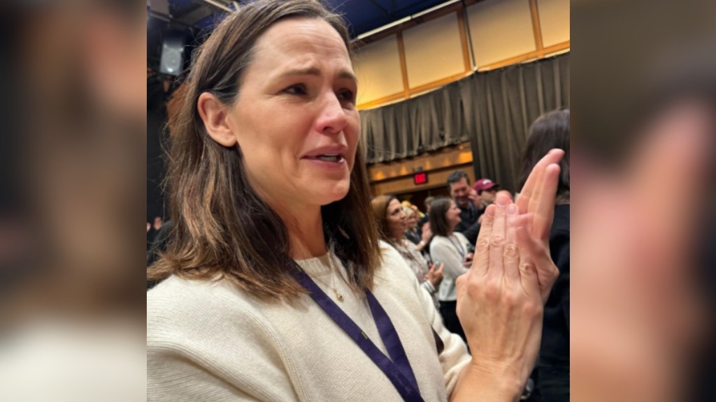 Jennifer Garner claps as she holds back tears