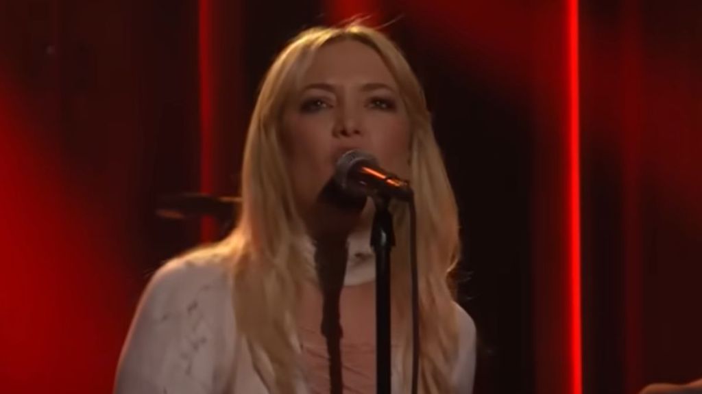 Kate Hudson singing on "The Tonight Show Starring Jimmy Fallon."