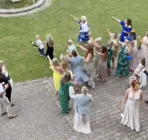 bouquet toss