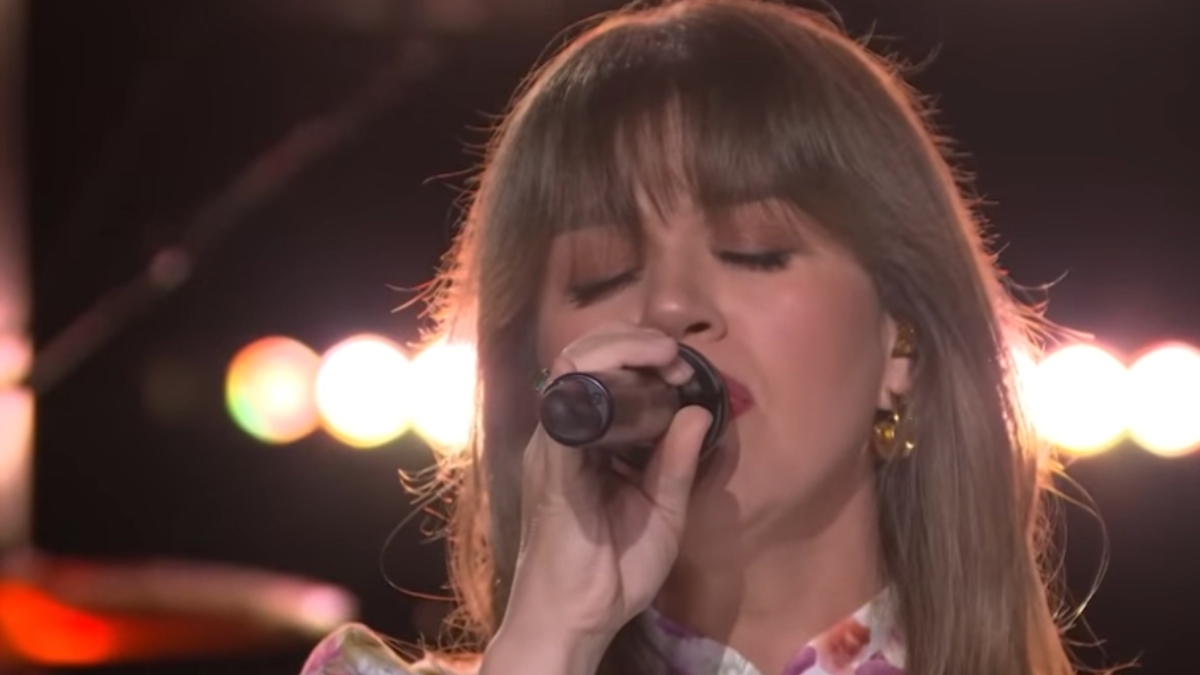 Kelly Clarkson Sings Emotional Reba McEntire Cover