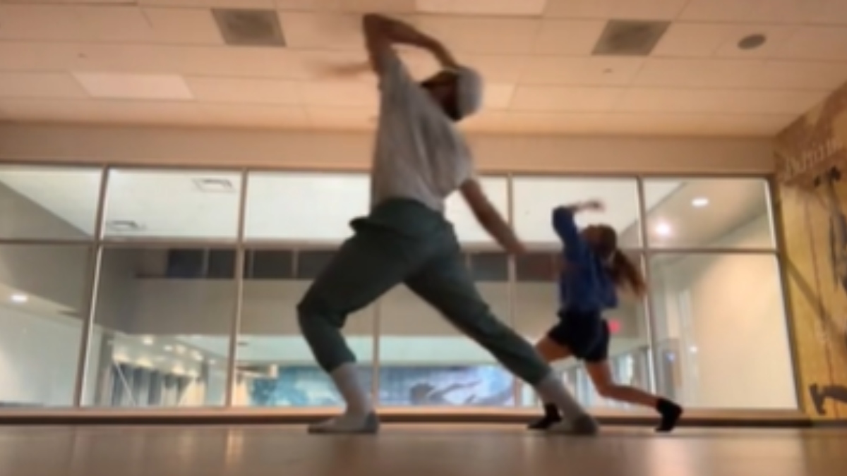 Random Encounter Between Strangers Turns Into A Dance Session – InspireMore