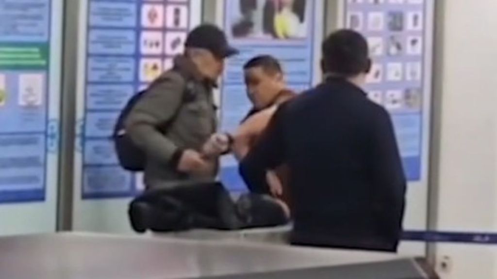 Retired boxer's lightening quick speed disarms a knife-wielding man at an airport.
