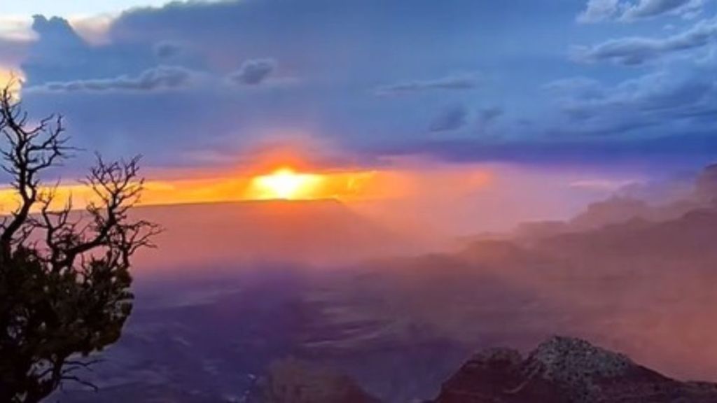 Image shows a beautiful sunset over the Grand Canyon in Arizona.
