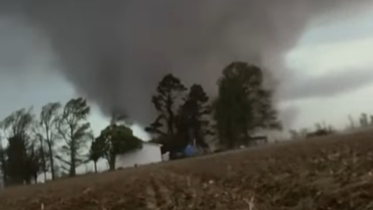 Man Shares Insane Footage Of Massive Tornado Heading His Way – InspireMore