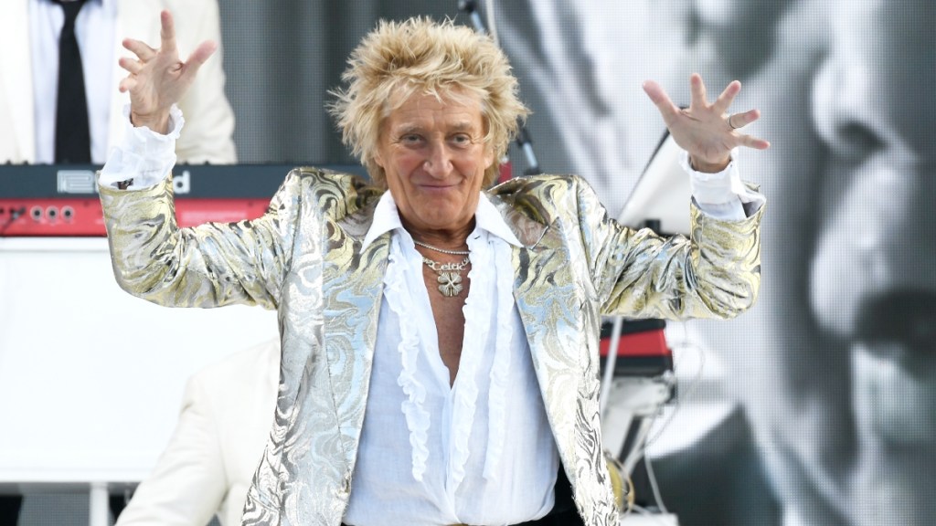 Rod Stewart Pens Emotional Note Days After Needing Oxygen on Stage